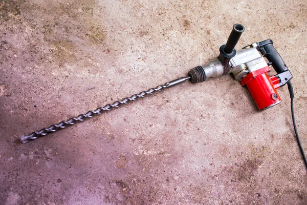 Büyük matkaplı elektrikli matkap.