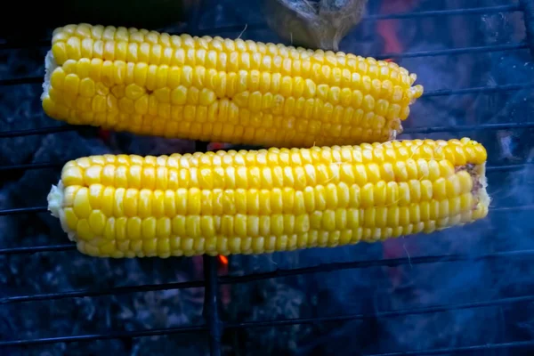 Érett Arany Kukorica Kukorica Grill Füst Láng Hamu Háttér Vegetáriánus — Stock Fotó