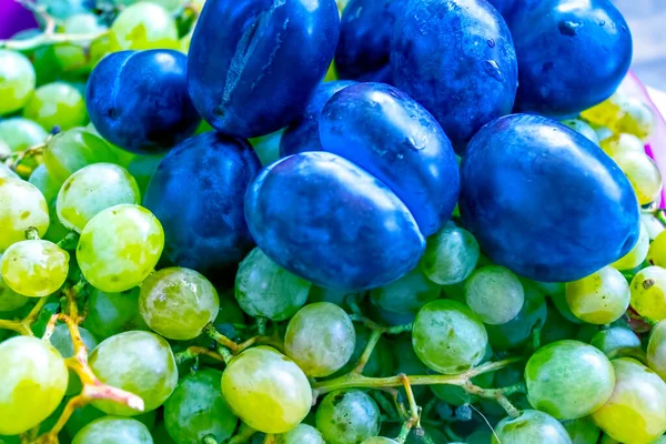 beyaz üzümler ve erikler, meyve arkaplanı