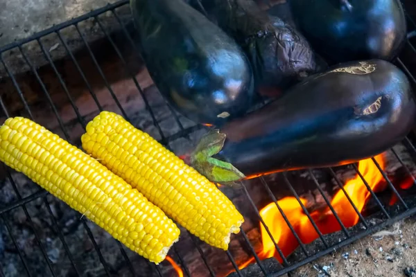 Növényt Arany Kukoricacsutkával Sütik Egy Kandallós Grillsütőn Udvaron Vegetáriánus Fogalom — Stock Fotó