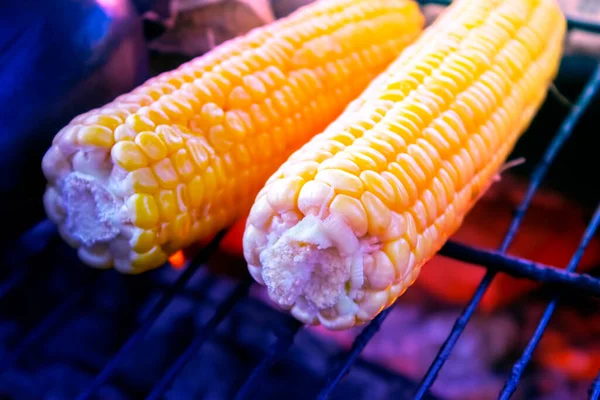 Espiga Milho Dourada Madura Grelha Com Fumaça Chama Fundo Cinza — Fotografia de Stock