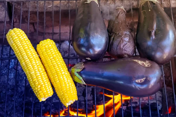 Plantera Tillagas Med Gyllene Majskolv Öppen Spis Grill Utanför Gården — Stockfoto