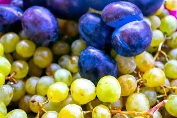 beyaz üzümler ve erikler, meyve arkaplanı