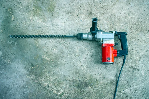 Büyük matkaplı elektrikli matkap.