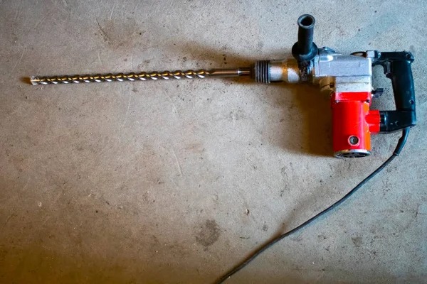 Büyük matkaplı elektrikli matkap.