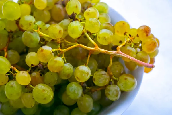 Tabakta beyaz üzümler, beyaz arkaplan