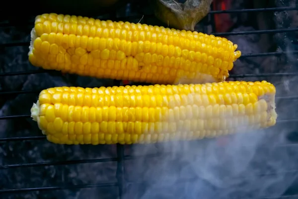 Espiga Milho Dourada Madura Grelha Com Fumaça Chama Fundo Cinza — Fotografia de Stock