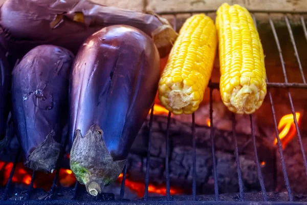 庭の外の暖炉のバーベキューグリルで黄金のトウモロコシで調理されている植物 ベジタリアンのコンセプト セレクティブフォーカス — ストック写真