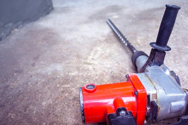 Büyük matkaplı elektrikli matkap.