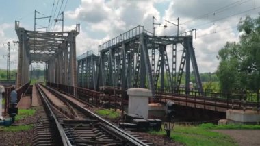 Demiryolu köprüsü inşaatı 