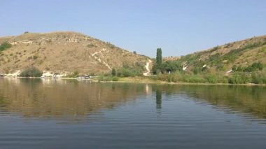Dinyester Nehri 'nin sakin su yüzeyi ve açık yaz mevsiminde tepenin kara ufkuyla manzara
