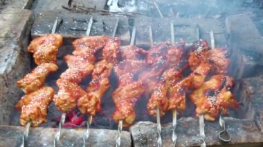 Kızarmış tavuk eti ızgarada pişiyor kömürde