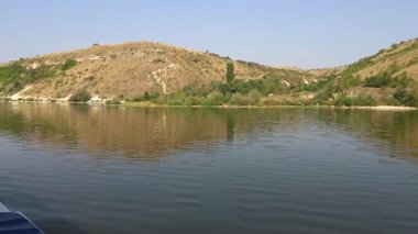 Dinyester Nehri 'nin sakin su yüzeyi ve açık yaz mevsiminde tepenin kara ufkuyla manzara