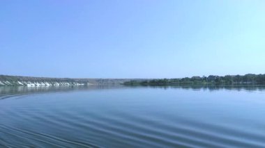Dinyester Nehri 'nin sakin su yüzeyi ve açık yaz mevsiminde tepenin kara ufkuyla manzara