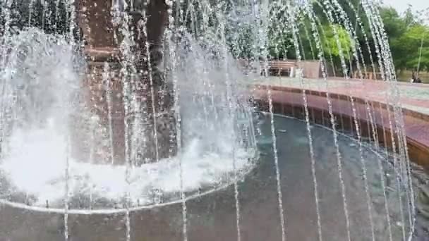Stadtbrunnen Mit Wasserspritzern Nahaufnahme — Stockvideo