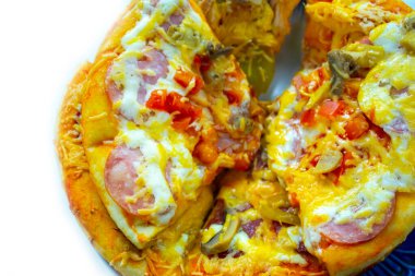 Beyaz arka planda izole edilmiş lezzetli pizza.