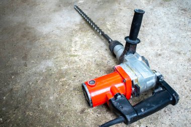 Büyük matkaplı elektrikli matkap.