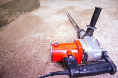 Büyük matkaplı elektrikli matkap.