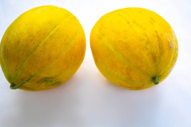 Beyaz arka planda izole edilmiş sarı kavun.