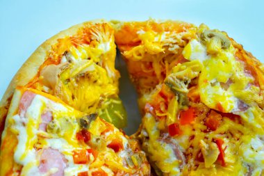 Beyaz arka planda izole edilmiş lezzetli pizza.