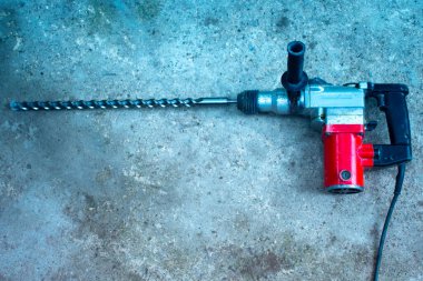 Büyük matkaplı elektrikli matkap.