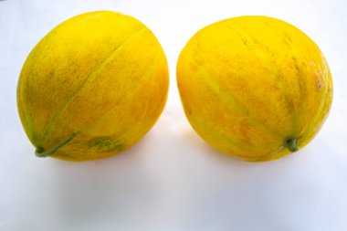 Beyaz arka planda izole edilmiş sarı kavun.