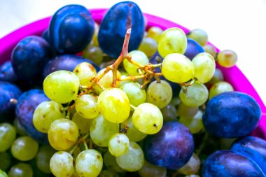 beyaz üzümler ve erikler, meyve arkaplanı