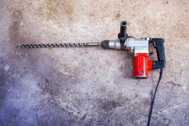 Büyük matkaplı elektrikli matkap.