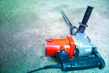 Büyük matkaplı elektrikli matkap.