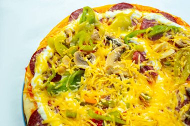 Beyaz arka planda izole edilmiş lezzetli pizza.