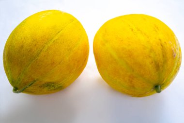 Beyaz arka planda izole edilmiş sarı kavun.