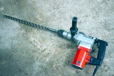 Büyük matkaplı elektrikli matkap.