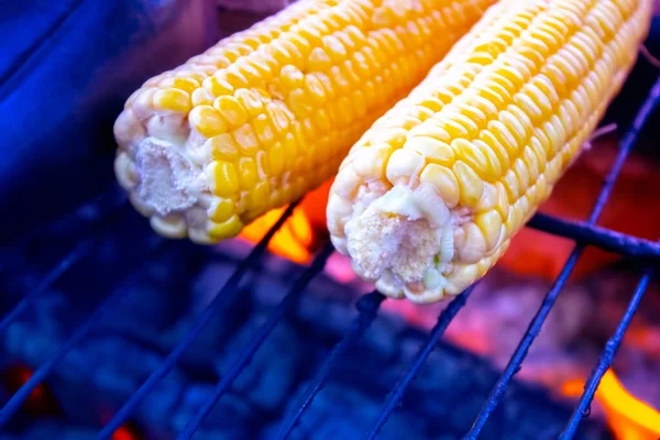 Reifer Goldener Maiskolben Auf Dem Grill Mit Rauch Und Flamme — Stockfoto