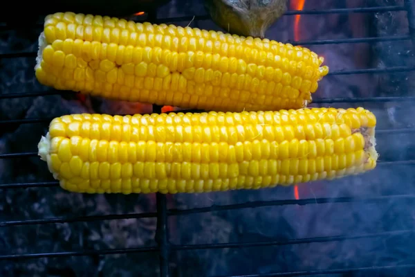 Ripe Golden Corncob Grill Smoke Flame Ash Background Vegetarian Barbecue — Stock Photo, Image