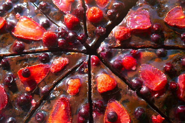 Çilekli çikolatalı keki yakından çek. Kremalı ve taze meyveli lezzetli çilekli turta.