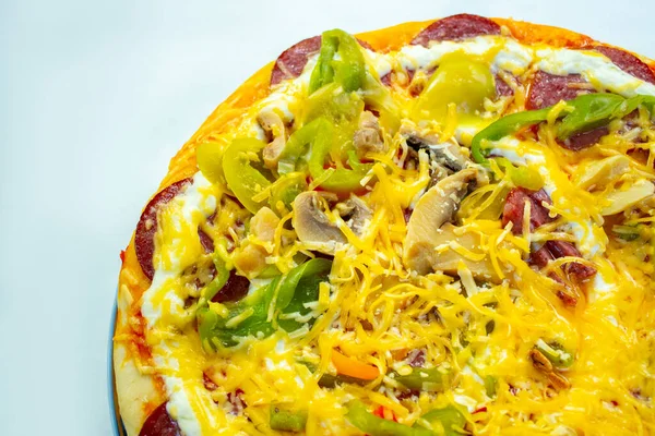 Beyaz arka planda izole edilmiş lezzetli pizza.