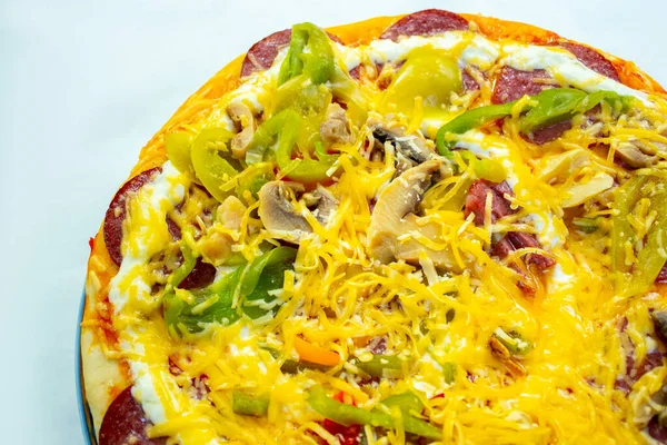 Beyaz arka planda izole edilmiş lezzetli pizza.