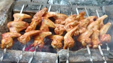Kızarmış tavuk eti ızgarada pişiyor kömürde