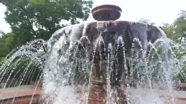 Stadtbrunnen Mit Wasserspritzern Nahaufnahme — Stockvideo