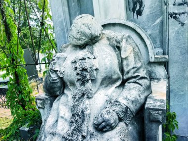 Kafası olmayan dua eden bir kadının antik mimari mezar taşı. korku için arkaplan