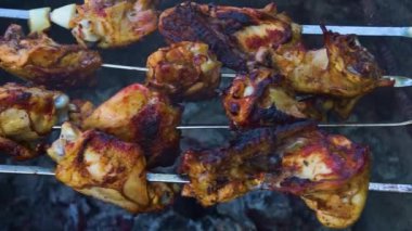 Izgarada barbekü, kömürden çıkan duman, seçici odak, şiş kebap eti.