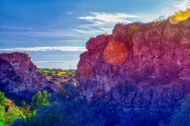 Moldova Cumhuriyeti, Varatic dağlarındaki güzel yaz manzarası. Yeşil manzara. İnanılmaz Doğa. Yeşil Çimenli ve Ağaçlı Park. Moldova 'daki kırsal manzara.
