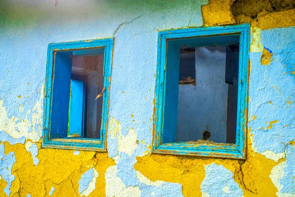 Vieille Maison Murale Abandonnée Minable Avec Fenêtres — Photo