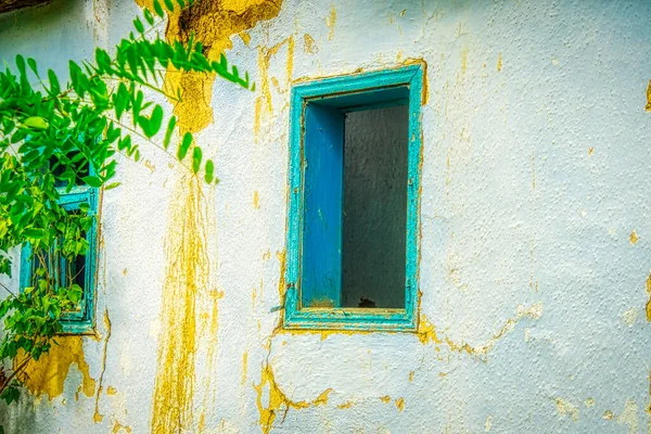 Shabby Antigua Casa Pared Abandonada Con Ventanas — Foto de Stock