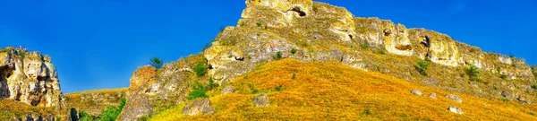 摩尔多瓦共和国瓦拉蒂山脉美丽的夏季风景 绿色的风景神奇的自然公园与绿草和树木 摩尔多瓦的农村风景 — 图库照片