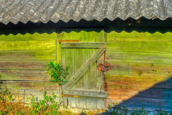 Wall Old Village Barn Door Closed Steel Lock Metal Wood — Stock Photo, Image