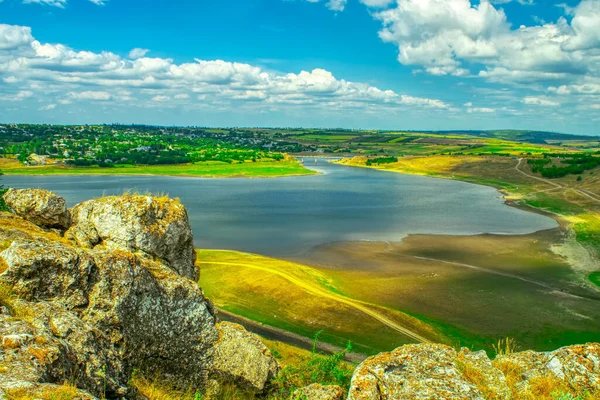 Yeşil tepeler, orman ufku olan çayırlar bulutlu mavi gökyüzüne karşı. Moldova 'nın Doğası