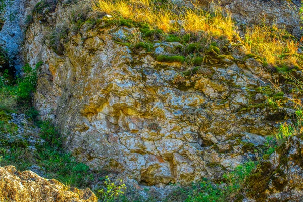 近景明亮 破旧的悬崖裂缝 纹理山峦 地质学的概念 自然界的美的力量 自然夏季构图地标背景设计 — 图库照片