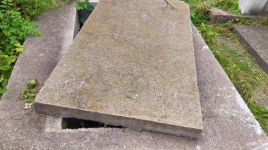 Yeni boş bir mezar aç, mezarlık. Taş kaplı yeşil yosun..