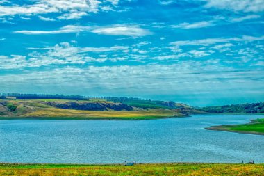 Moldova 'daki Prut nehrinin yeşil sularının güzel manzarası
